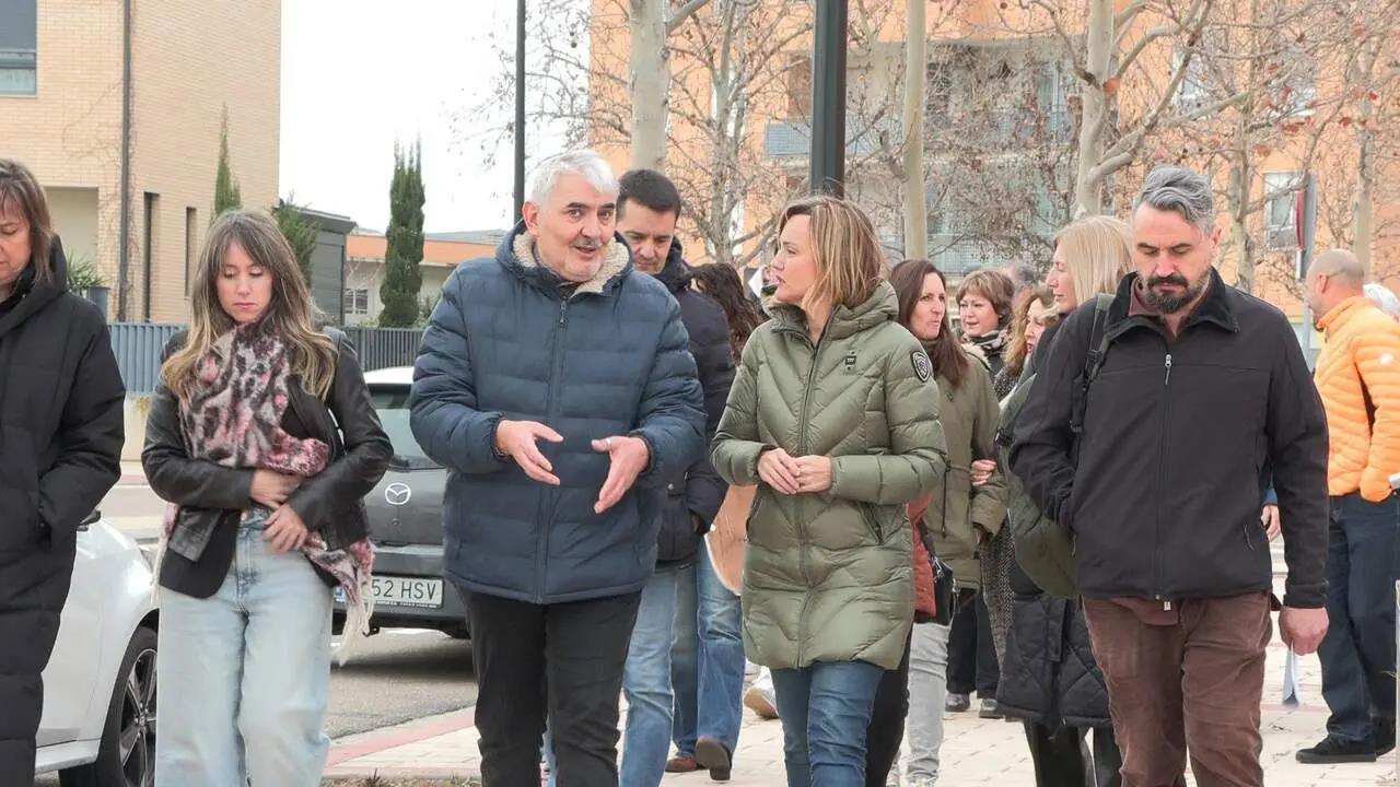 La candidata del PSOE a la Presidencia de Arag&oacute;n, Pilar Alegr&iacute;a, visita el barrio zaragozano de Rosales del Canal. / EP