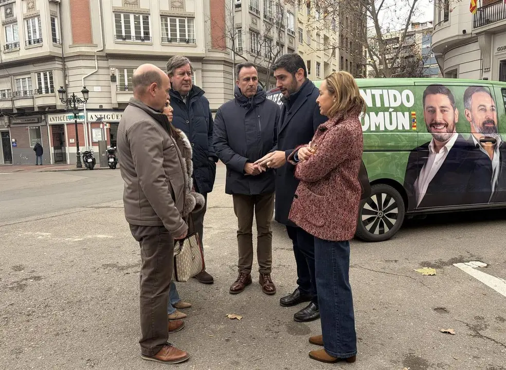 El candidato de Vox a la Presidencia del Gobierno de Arag&oacute;n, Alejandro Nolasco, junto a otros miembros de su candidatura, en Zaragoza. / EP