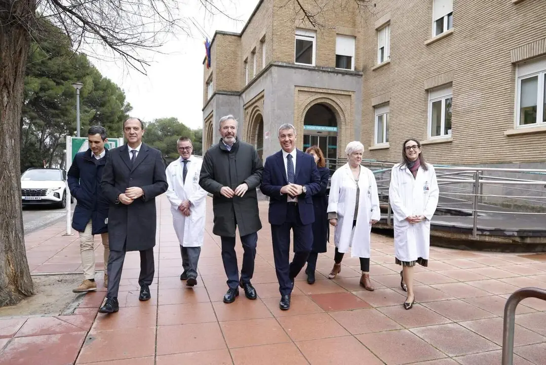 El candidato del PP a la Presidencia de Arag&oacute;n, Jorge Azc&oacute;n, en el exterior del hospital Royo Villanova de Zaragoza. / PP ARAG&Oacute;N