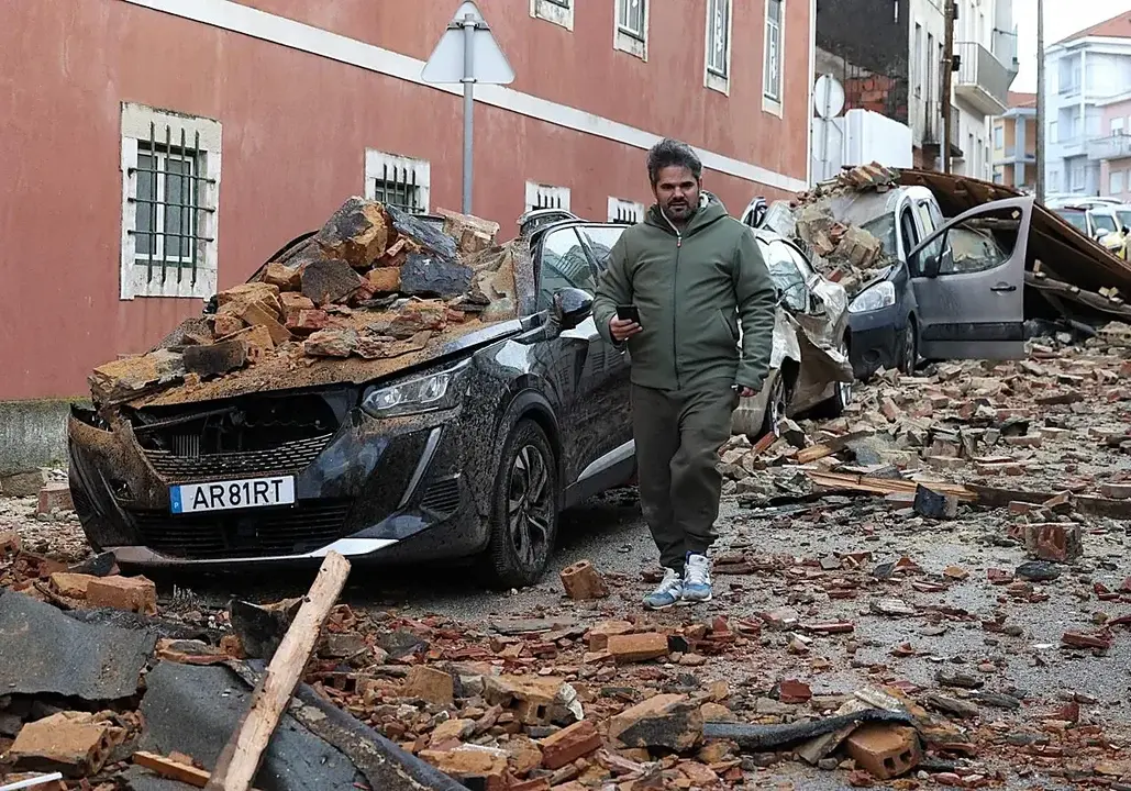 La borrasca Kristin descarg&oacute; con furia en Portugal, dejando im&aacute;genes como esta / HOY ARAG&Oacute;N
