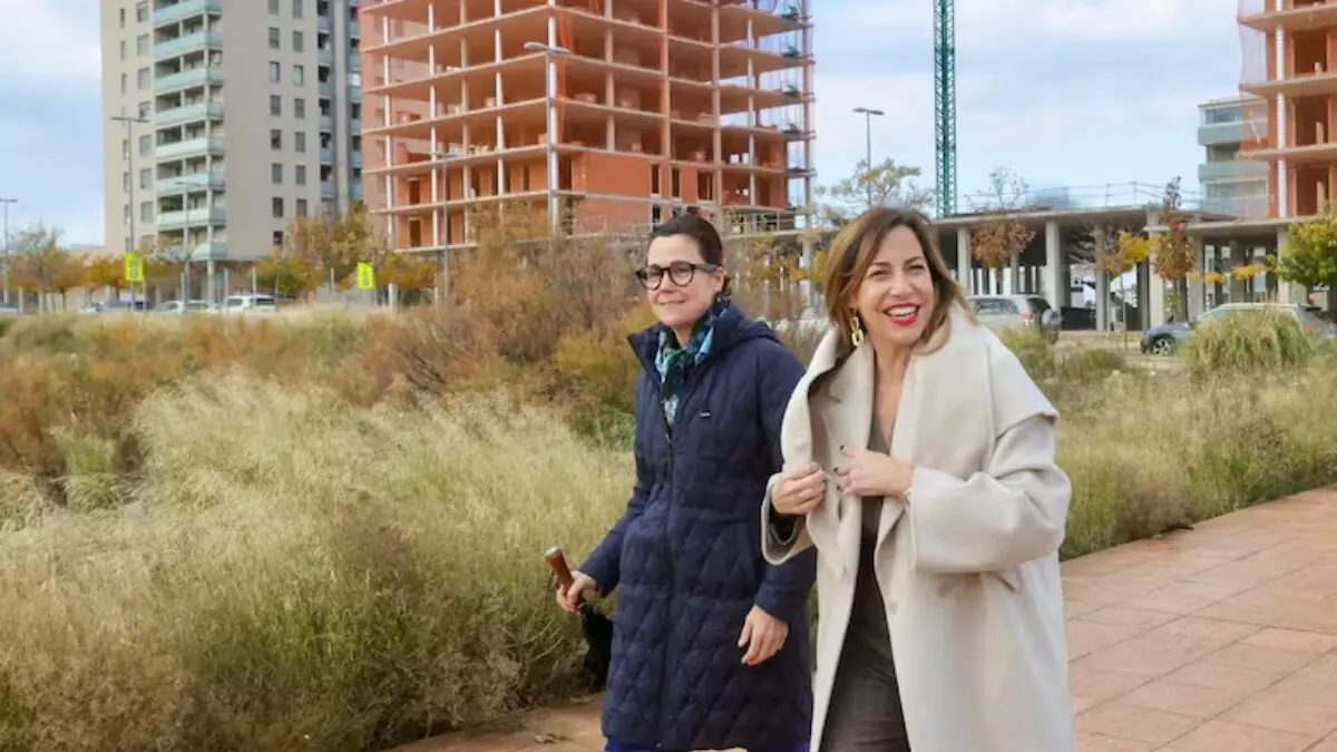 La alcaldesa de Zaragoza. Natalia Chueca en la presentaci&oacute;n del centro de salud de Arcosur, en Zaragoza, junto a  la consejera delegada de Seguridad, Ruth Bravo ./ A.Z - Archivo
