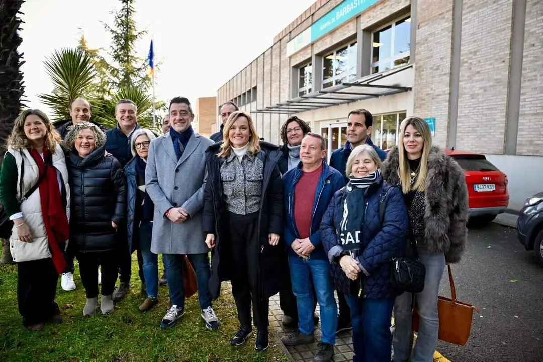 La candidata del PSOE, Pilar Alegr&iacute;a, a las puertas del Hospital Barbastro ./ PSOE