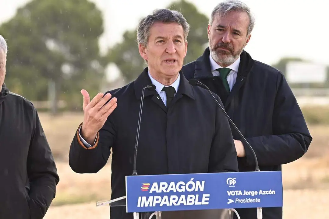 El presidente del PP, Alberto N&uacute;&ntilde;ez Feij&oacute;o, y el candidato del PP a la reelecci&oacute;n a la Presidencia del Gobierno de Arag&oacute;n, Jorge Azc&oacute;n, durante una rueda de prensa, en la f&aacute;brica Stellantis, a 28 de enero de 2026, en Figueruelas, Zaragoza, Arag&oacute;n (Espa&ntilde;a) ./ Ram&oacute;n Comet - Europa Press