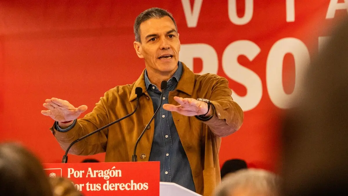 El secretario general del PSOE y presidente del Gobierno de Espa&ntilde;a, Pedro S&aacute;nchez (i), durante un mitin de campa&ntilde;a electoral, en el Hotel Palacio La Marquesa, a 1 de febrero de 2026, en Teruel, Arag&oacute;n (Espa&ntilde;a). Los aragoneses est&aacute;n convocados a las urnas ./ Javier Escriche - Europa Press