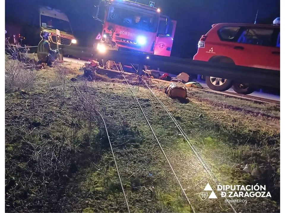 Los Bomberos de la DPZ en plenas maniobras de remonte del veh&iacute;culo siniestrado en la N-IIA, en Calatayud (Zaragoza), que deja herido leve al conductor y &uacute;nico ocupante, un hombre de 79 a&ntilde;os. / DPZ