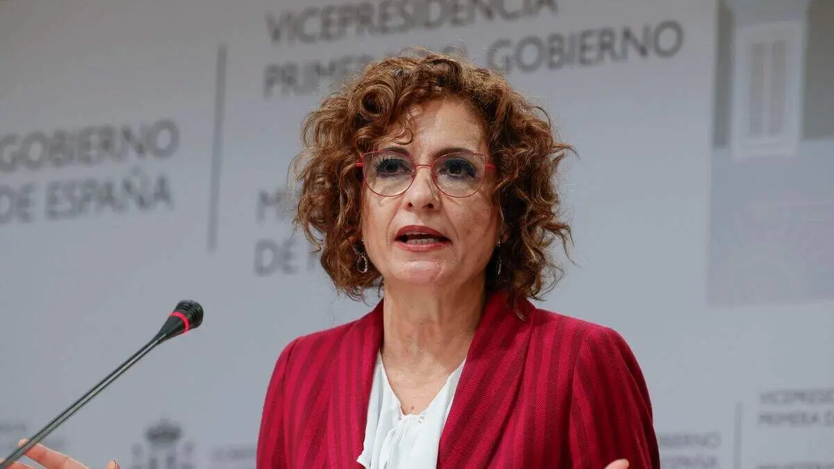 La vicepresidenta primera y ministra de Hacienda, Mar&iacute;a Jes&uacute;s Montero ./ EFE