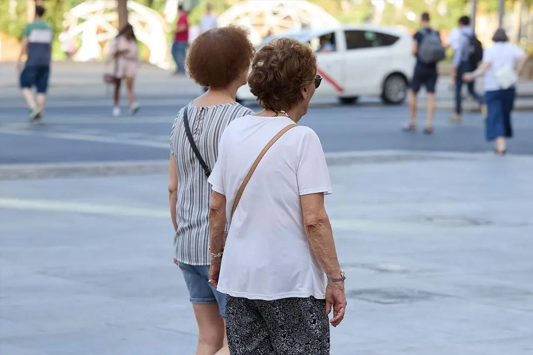 Mujeres pensionistas paseando por una calle de Madrid. / EP