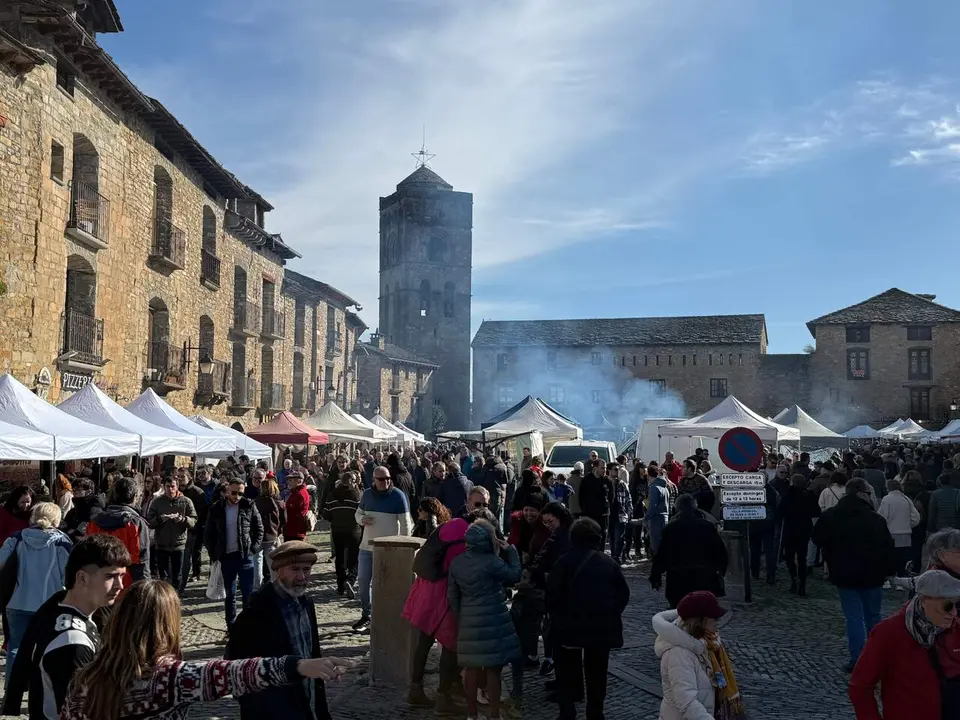 Visitantes disfrutando de la Ferieta  en A&iacute;nsa