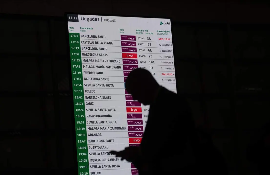 Pantalla en la estaci&oacute;n Madrid-Puerta de Atocha-Almudena Grandes. / EP