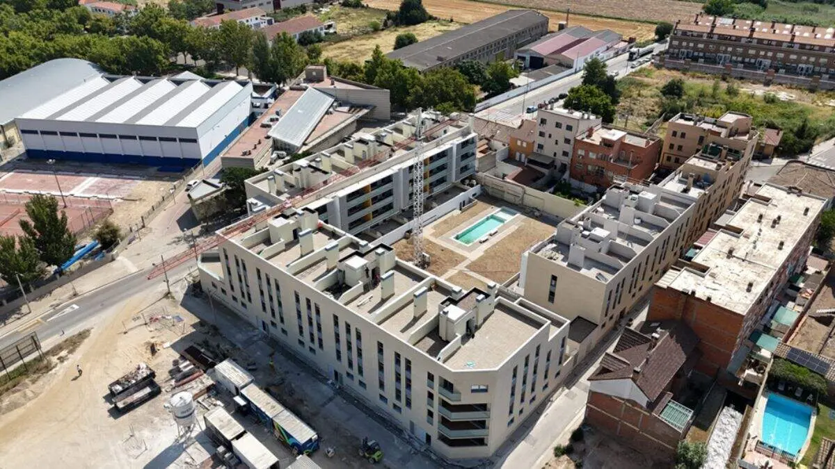 Vista a&eacute;rea de Residencial Baleares, en Casetas, un proyecto de 60 viviendas de Lujama / LUJAMA