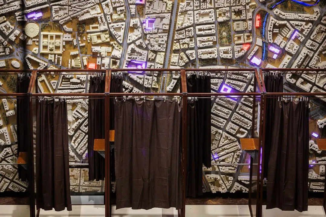 Cabinas de votaci&oacute;n preparadas para el 8F./ AZ