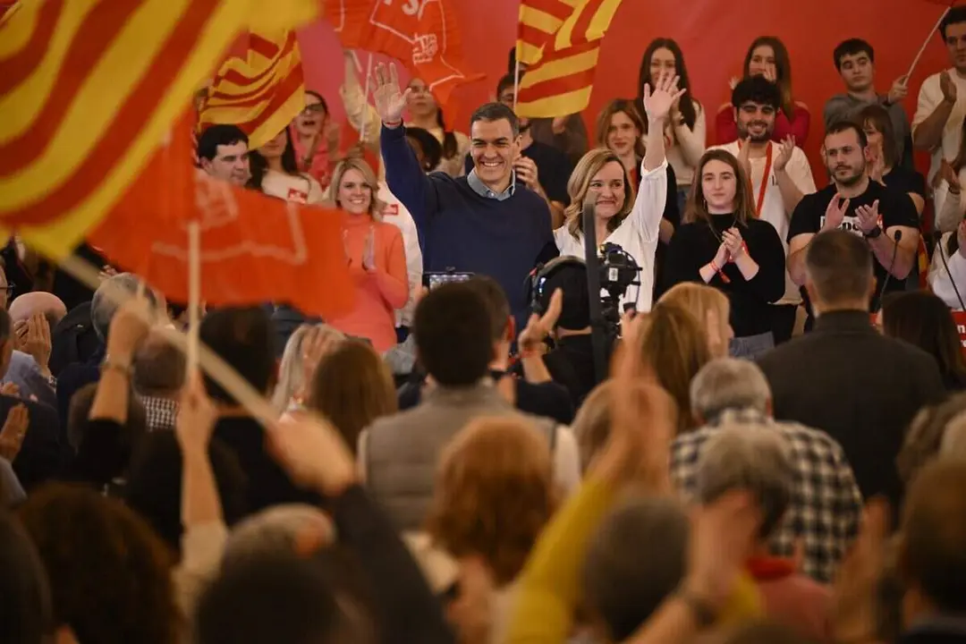 El secretario general del PSOE y presidente del Gobierno, Pedro S&aacute;nchez, y la secretaria general del PSOE-Arag&oacute;n y candidata a la presidencia de Arag&oacute;n, Pilar Alegr&iacute;a, en el acto de cierre de campa&ntilde;a, a 6 de febrero de 2026, en Zaragoza ./ Marcos Cebri&aacute;n - Europa Press