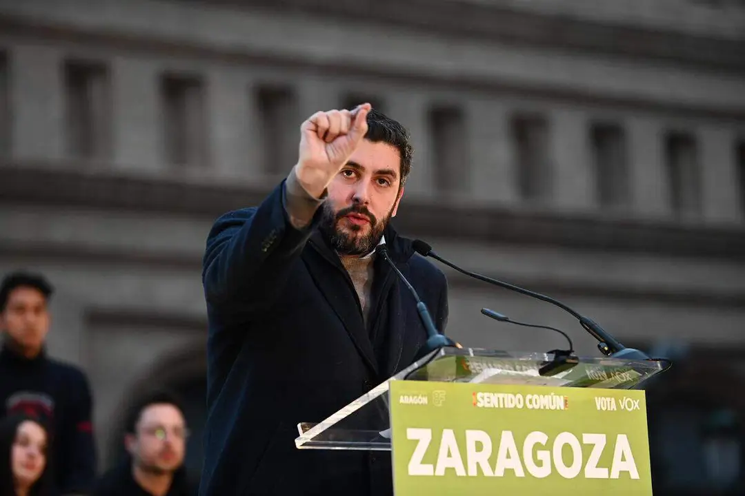 El candidato de VOX a las elecciones de Arag&oacute;n, Alejandro Nolasco, interviene durante el mitin de cierre de campa&ntilde;a ./ Ram&oacute;n Comet - Europa Press