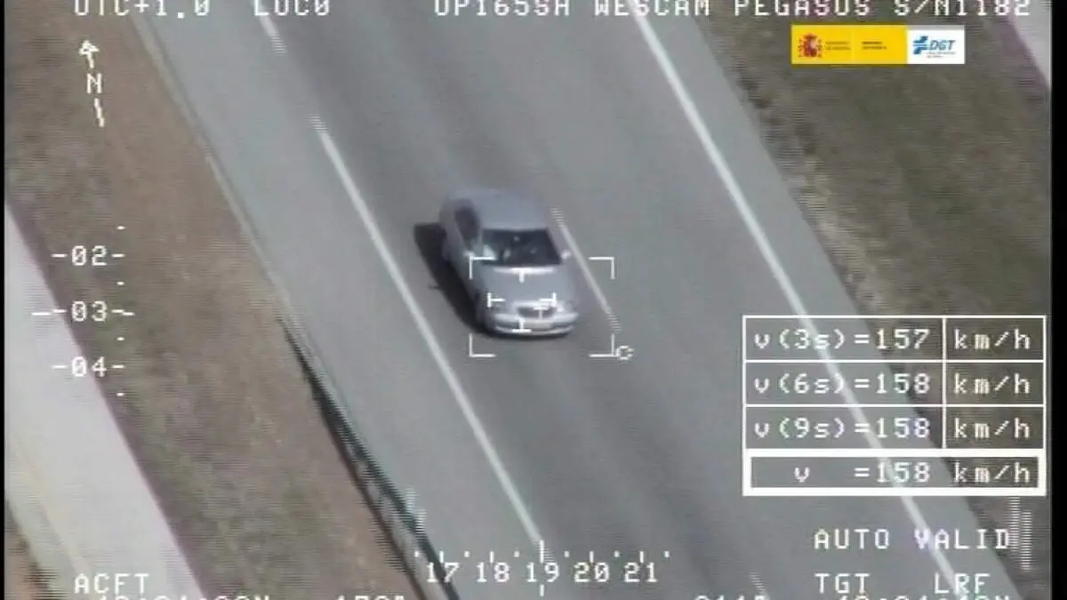 Archivo - Multa de tr&aacute;fico por velocidad capta desde un helic&oacute;ptero de la DGT