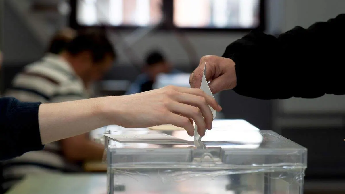 Hombre deposita su voto en una urna
