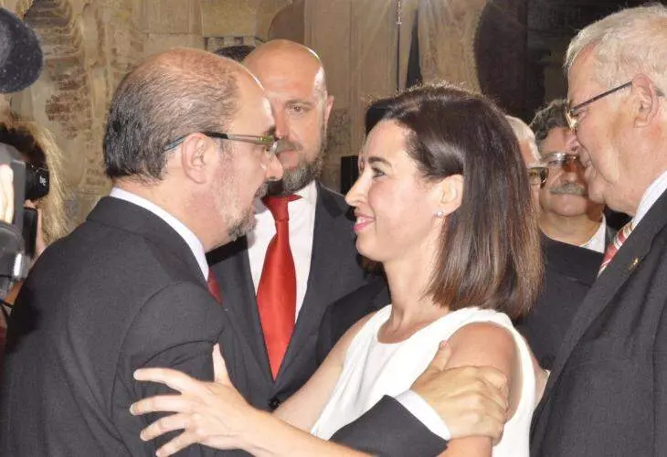 Archivo - Javier Lamb&aacute;n, y la alcaldesa de Ejea, Teresa Ladrero. /EP