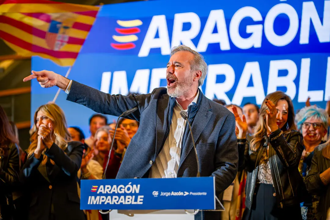 Jorge Azc&oacute;n celebra su victoria en las elecciones auton&oacute;micas del 8-F ./ &Aacute;lvaro Calvo para HOY ARAG&Oacute;N