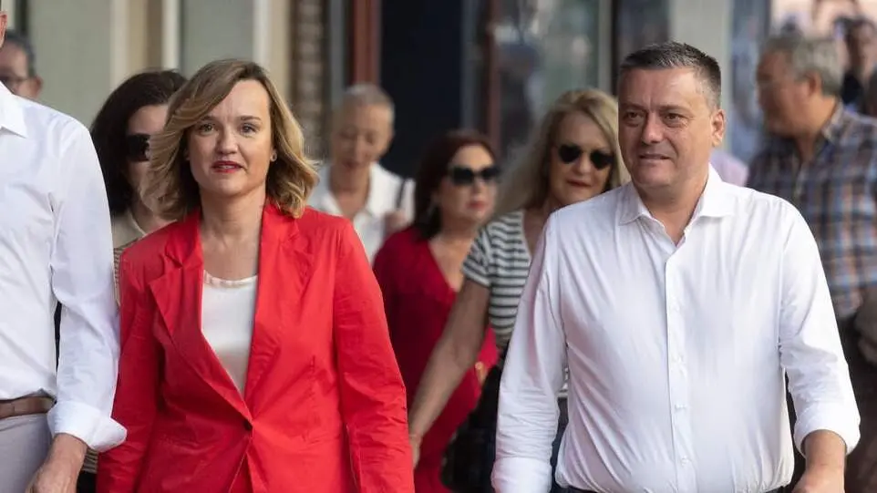 La ministra Pilar Alegr&iacute;a y el portavoz del PSOE aragon&eacute;s, Fernando Sab&eacute;s, a su llegada a Ferraz / EP