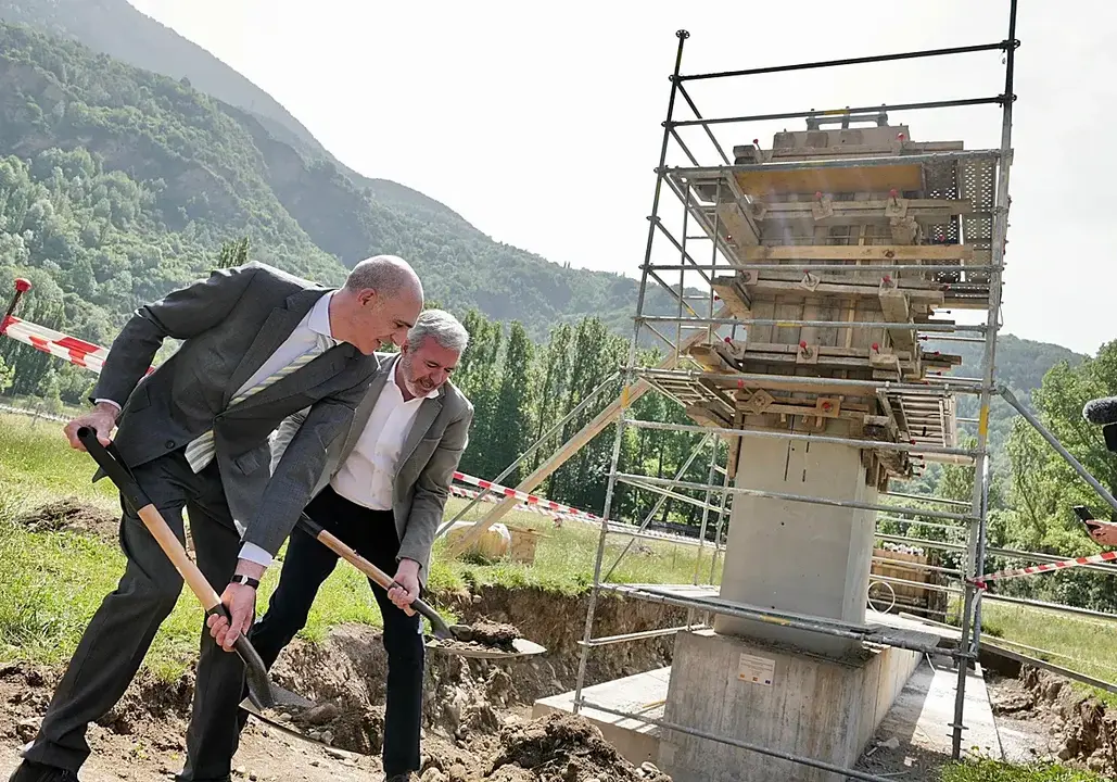 El presidente de Arag&oacute;n, Jorge Azc&oacute;n, junto al alcalde de Benasque, Manuel Mora, en la puesta de la primera piedra / DGA