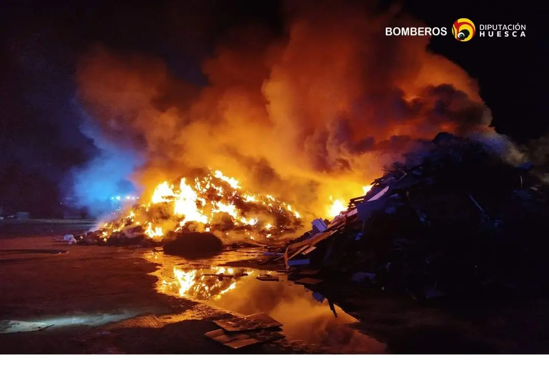 Incendio en una planta de reciclaje de Monz&oacute;n. / DPH