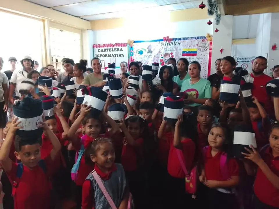 El colegio Sagrado Coraz&oacute;n de Jes&uacute;s env&iacute;a prendas escolares a Venezuela