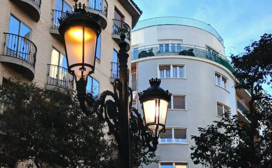 Las nuevas farolas del centro de la ciudad de Zaragoza / HOY ARAG&Oacute;N