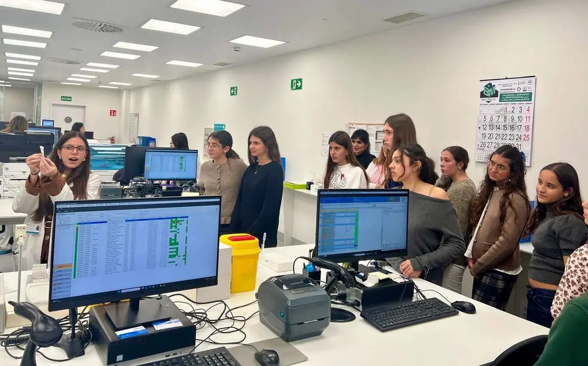El Hospital Universitario Quir&oacute;nsalud Zaragoza acerca las profesiones cient&iacute;ficas y sanitarias a alumnas del programa STEM Talent Girls