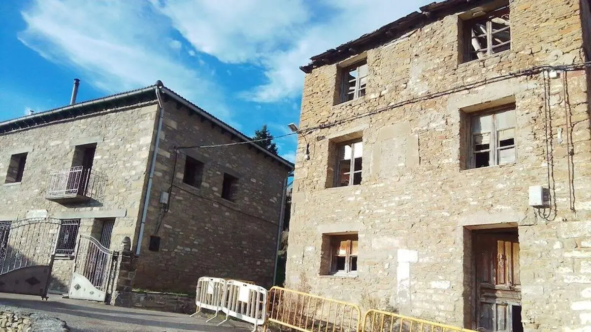 A la derecha, la antigua Abad&iacute;a de Lasieso (Sabi&ntilde;&aacute;nigo), en estado de ruina. / RAQUEL ARA