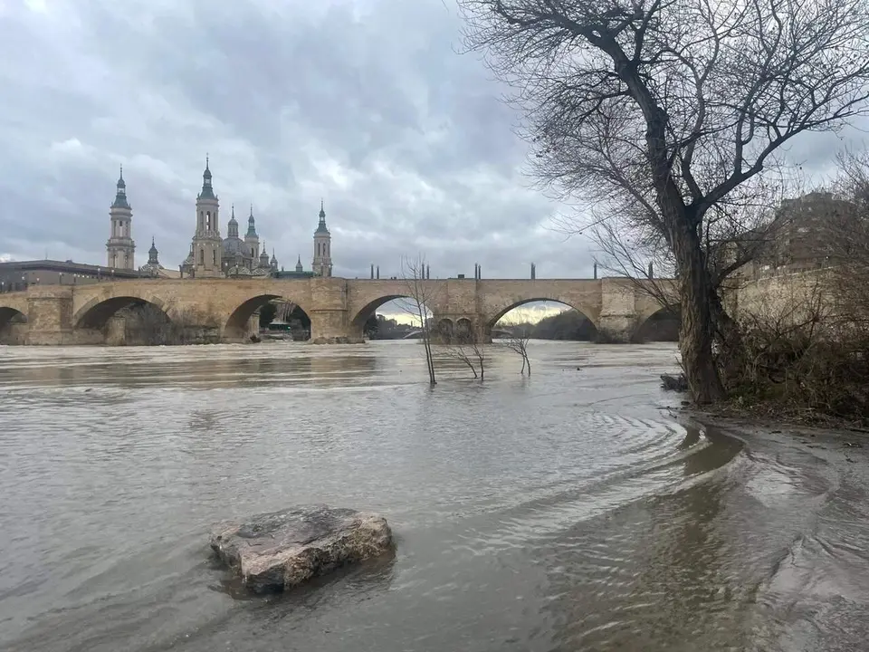 Crecida del r&iacute;o Ebro a su paso por el Puente de Piedra en Zaragoza. /EP