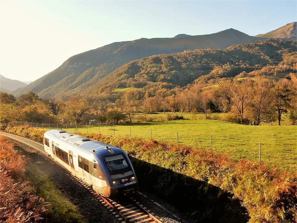 El tren que va desde Oloron, al otro lado de Monrepos a Bedous / HOY ARAG&Oacute;N