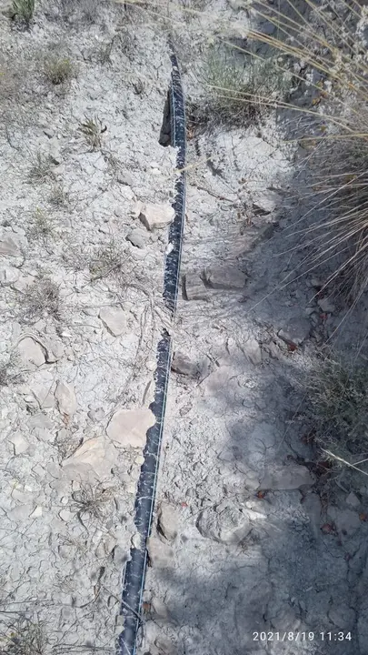 Tuberías de abastecimiento descubiertas por la lluvia
