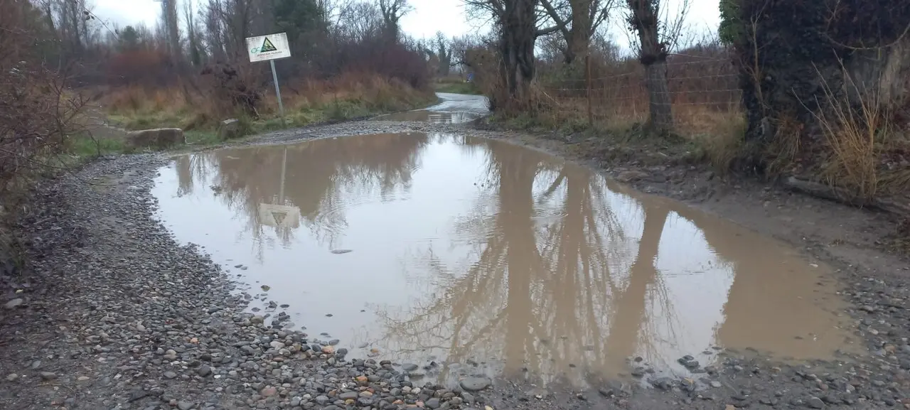 Un acceso inundado por las lluvias