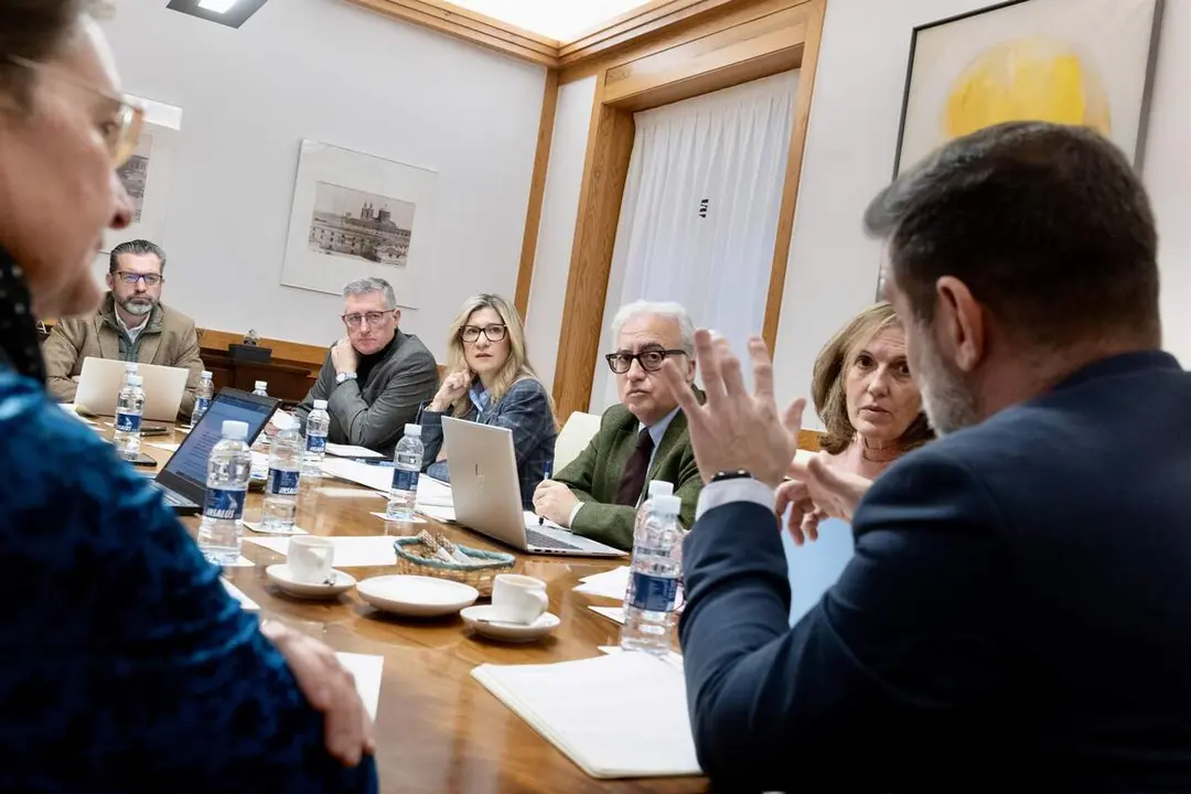 Los consejeros Mar Vaquero, Javier Rinc&oacute;n y Manuel Blasco, en la reuni&oacute;n de este lunes con representantes del sector para analizar la situaci&oacute;n tras la aparici&oacute;n de nuevos casos de peste porcina en Catalu&ntilde;a. / FABI&Aacute;N SIM&Oacute;N
