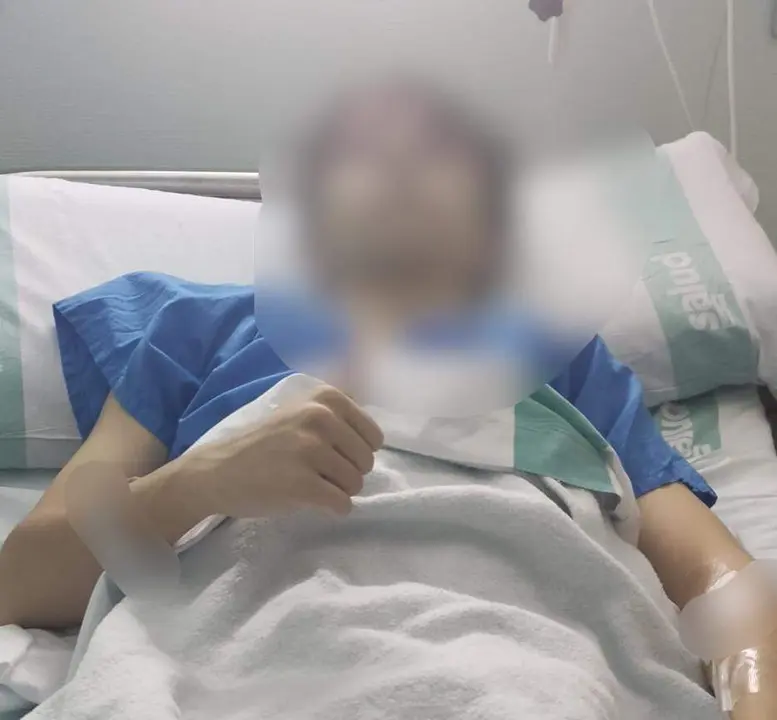 Imagen del menor agredido en el centro hospitalario donde fue operado/Cedida a H.A.