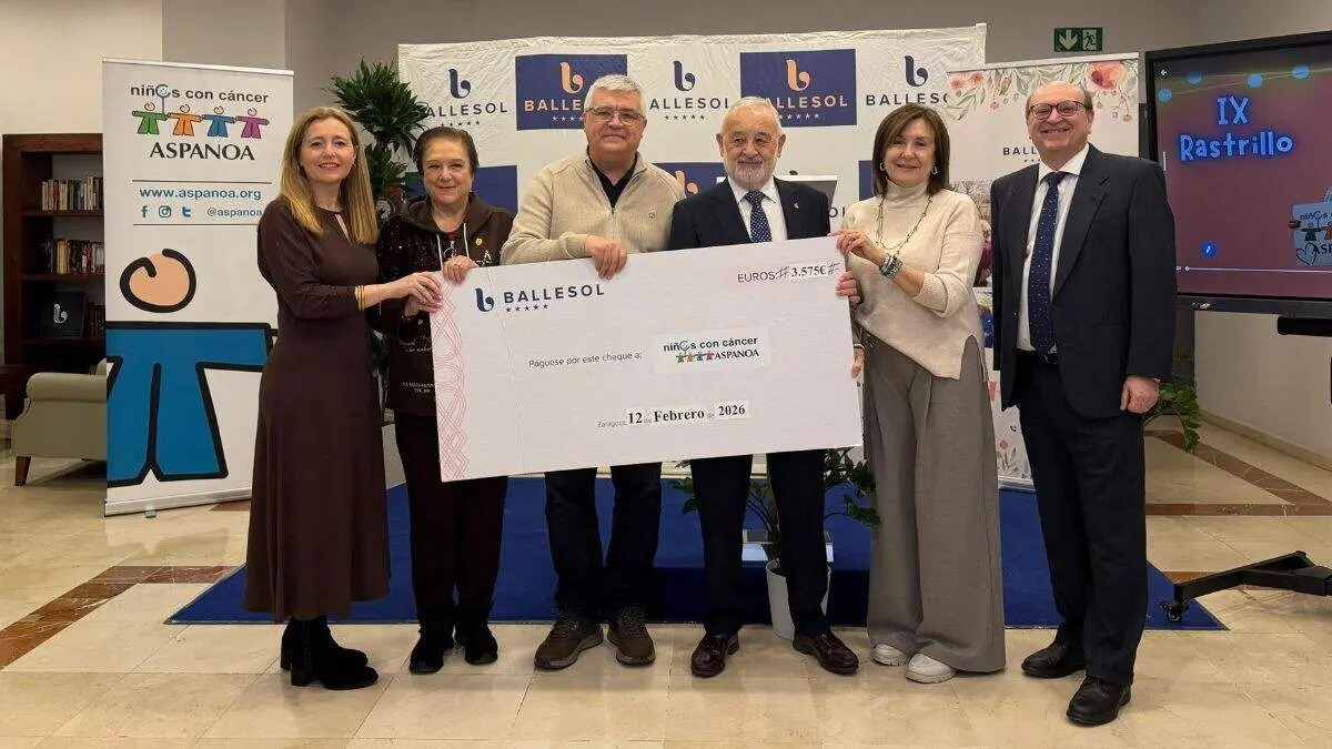 Entrega del cheque solidario de la Residencia Ballesol a Aspanoa. / HA