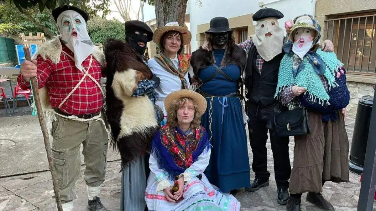 Protagonistas del Carnaval de Urri&eacute;s. / HA