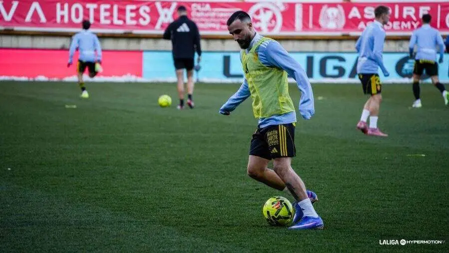 Rober Gonz&aacute;lez en el calentamiento del Cultural Leonesa - Real Zaragoza / LaLiga
