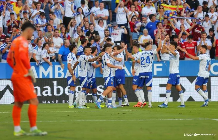 Celebraci&oacute;n de los jugadores en el Real Zaragoza - Elche de 2024 / LaLiga