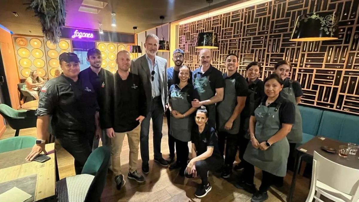 Empleados de Tajo Bajo junto al rey Felipe VI durante su visita al restaurante ./ Grupo Vaquer