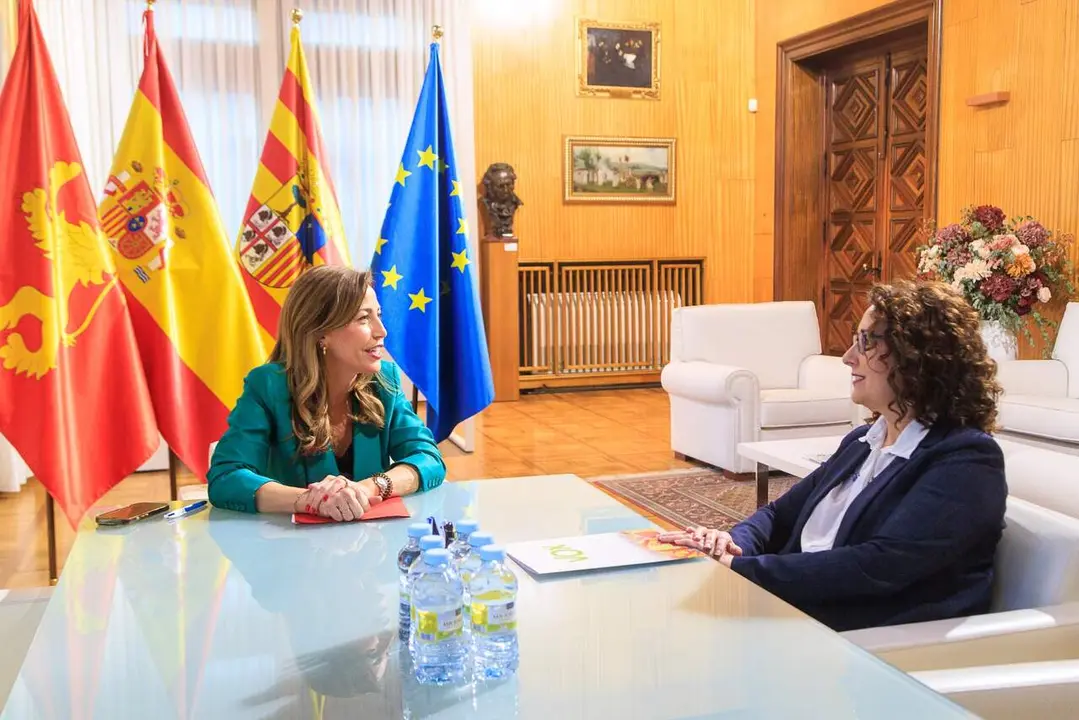 La portavoz de Vox, Eva Torres, junto a la alcaldesa de Zaragoza, Natalia Chueca / AZ