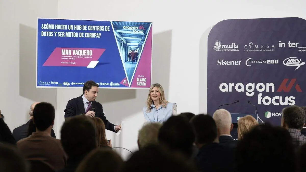 &Aacute;lvaro Sierra, director de HOY ARAG&Oacute;N, y Mar Vaquero, vicepresidenta en funciones del Gobierno de Arag&oacute;n. / &Aacute;LVARO CALVO