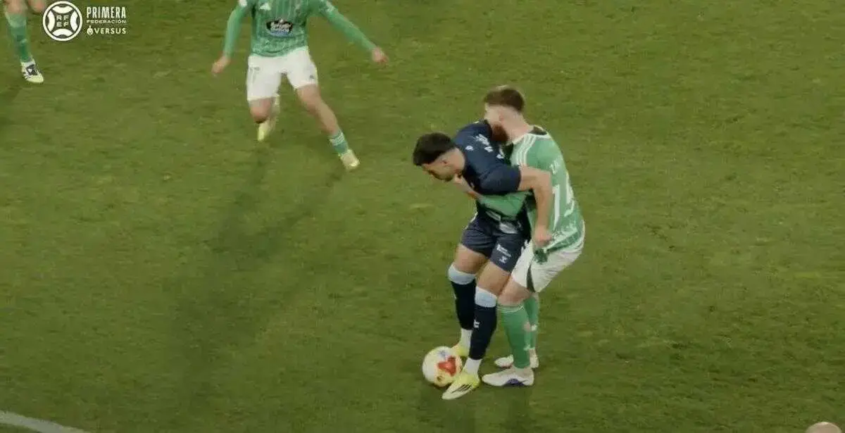&Aacute;lex Zalaya mordiendo a un rival durante un partido de Primera RFEF