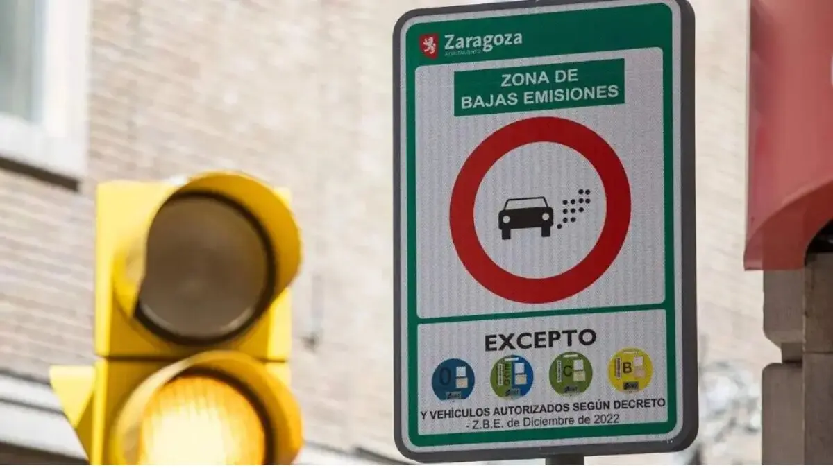 Cartel Zona Bajas Emisiones en Zaragoza / AZ