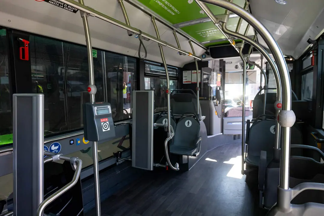 Validadora en la parte central de los nuevos buses urbanos para usuarios con discapacidad o con carritos de beb&eacute; / AZ