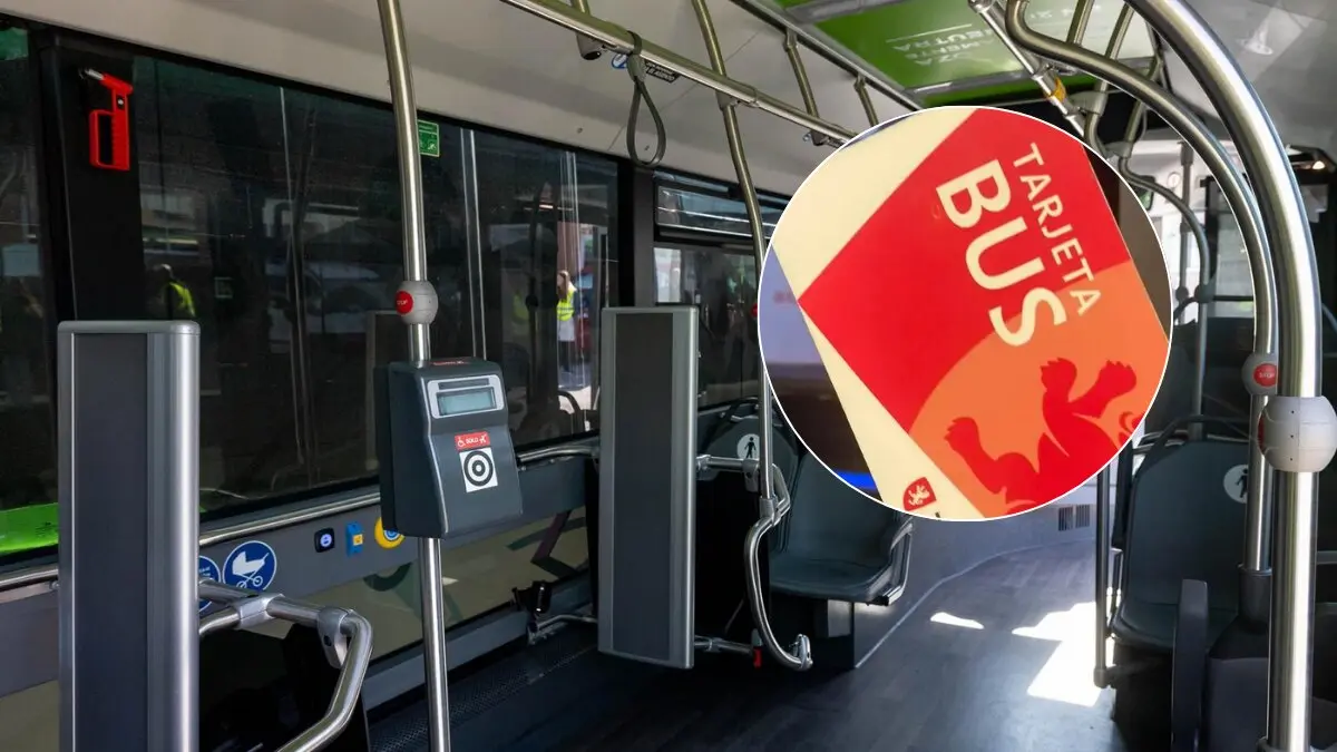 Archivo - Validadora en la parte central de los nuevos buses urbanos para usuarios con discapacidad o con carritos de beb&eacute; ./ MIGUEL G. GARC&Iacute;A - Archivo
