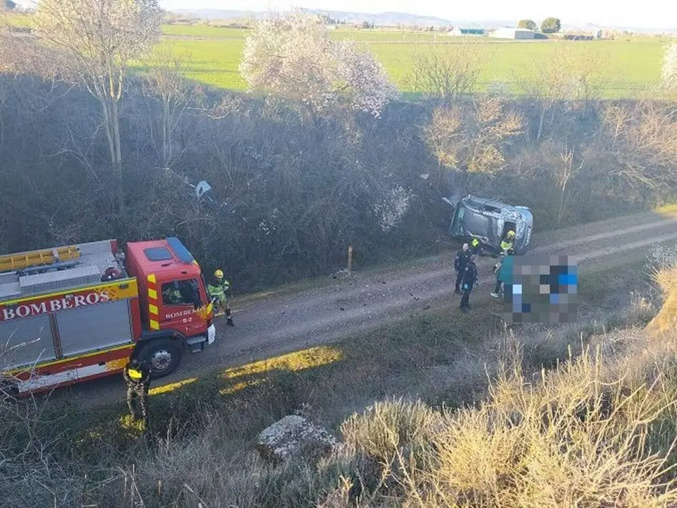 Estado del veh&iacute;culo tras precipitarse por un puente en la carretera de Huerrios (Huesca).
- AYUNTAMIENTO DE HUESCA
