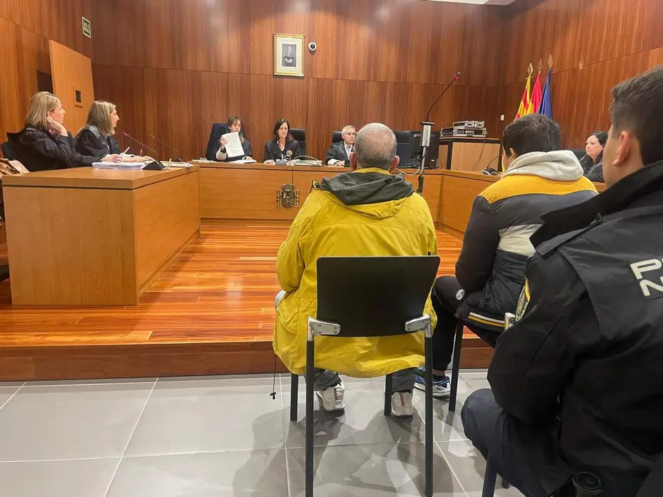 Imagen del preso acompa&ntilde;ado de su traductor esta ma&ntilde;ana en la Audiencia Provincial de Zaragoza/H.A.