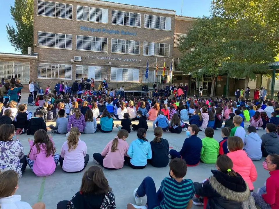 En imagen de archivo, actividad en el exterior del CEIP Miguel Artazos. / GOBIERNO DE ARAG&Oacute;N