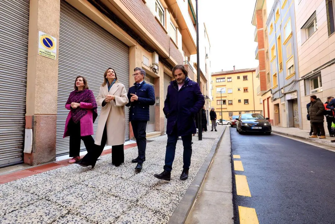 La alcaldesa de Zaragoza, Natalia Chueca, inaugura la reforma integral de la calle Gil Morlanes, en San Jos&eacute;. /AZ