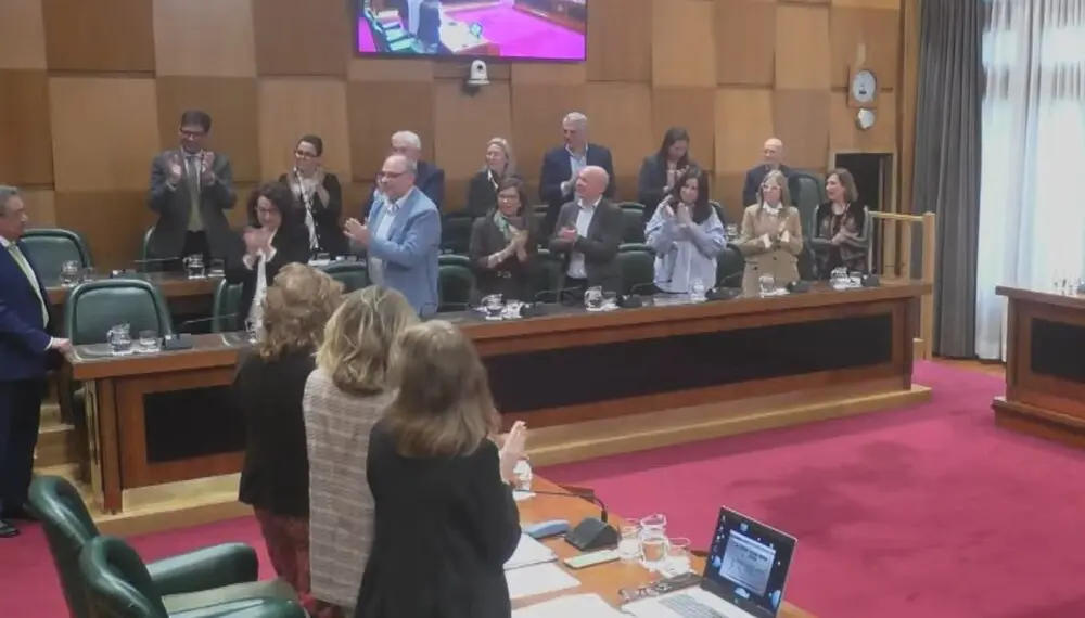 El pleno despide a Julio Calvo. /HA